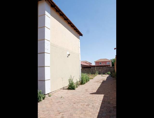 4 BEDROOM HOUSE FOR SALE IN NKWE COUNTRY ESTATE